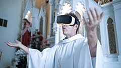 L'image est une photo composite montrant un prêtre portant un casque de RV. Les églises se tournent vers le Métavers pour faire connaître la liturgie à un public numérique.