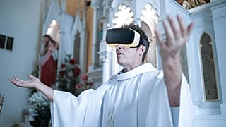 L'image est une photo composite montrant un prêtre portant un casque de RV. Les églises se tournent vers le Métavers pour faire connaître la liturgie à un public numérique.