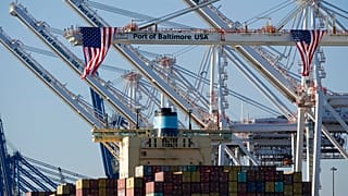 Teherhajó érkezik Baltimore kikötőjébe