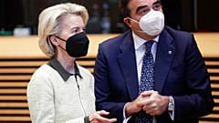 Ο αντιπρόεδρος της Κομισιόν Μαργαρίτης Σχοινάς με την πρόεδρο της Επιτροπής Ούρσουλα φον ντερ Λάιεν
