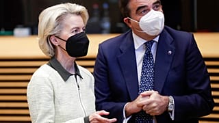 Ο αντιπρόεδρος της Κομισιόν Μαργαρίτης Σχοινάς με την πρόεδρο της Επιτροπής Ούρσουλα φον ντερ Λάιεν
