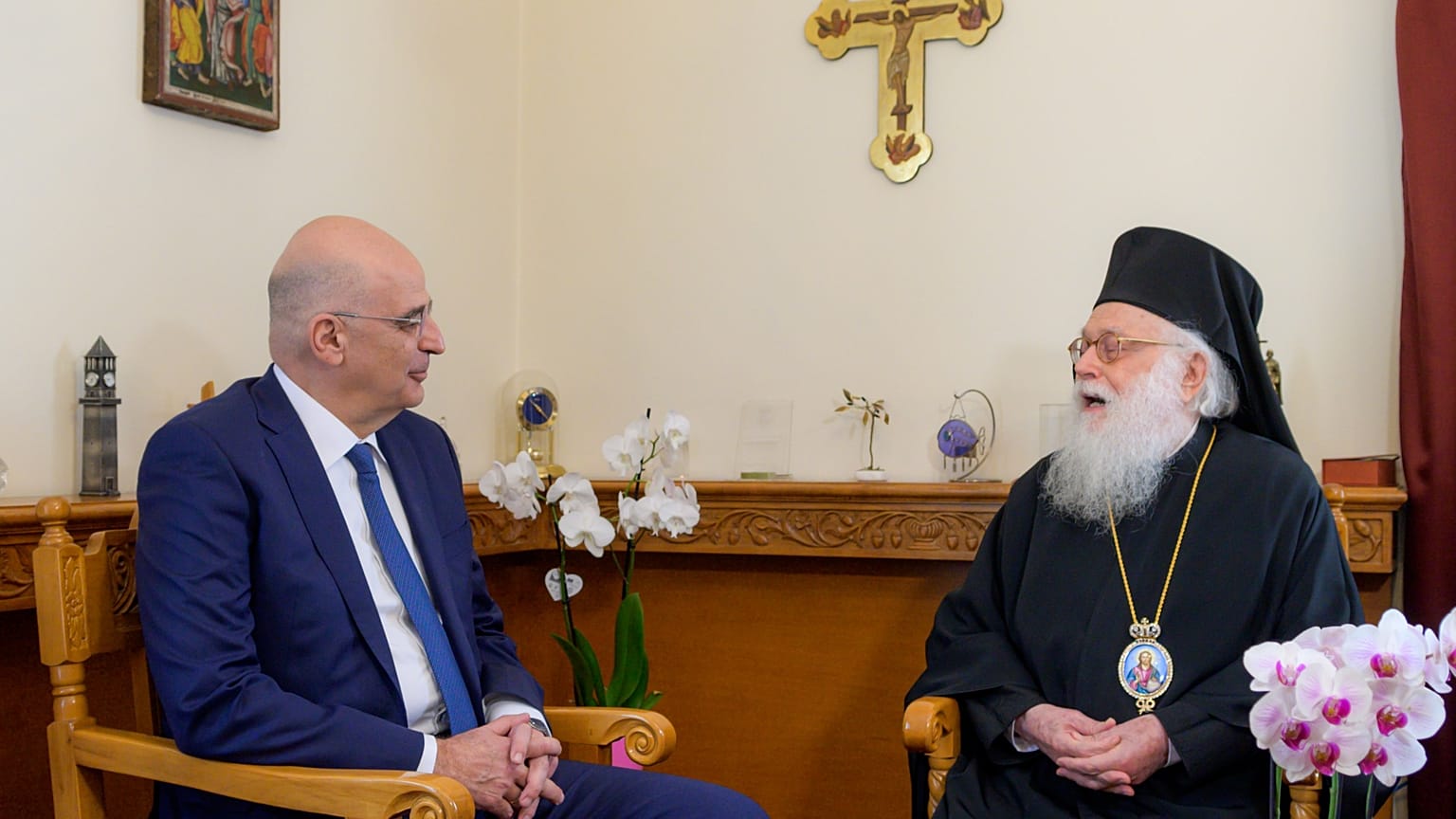  υπουργός Εξωτερικών Νίκος Δένδιας, μιλάει με τον Αρχιεπίσκοπο Τιράνων, Δυρραχίου και πάσης Αλβανίας Αναστάσιο, κατά τη διάρκεια της συνάντησής τους στα Τίρανα