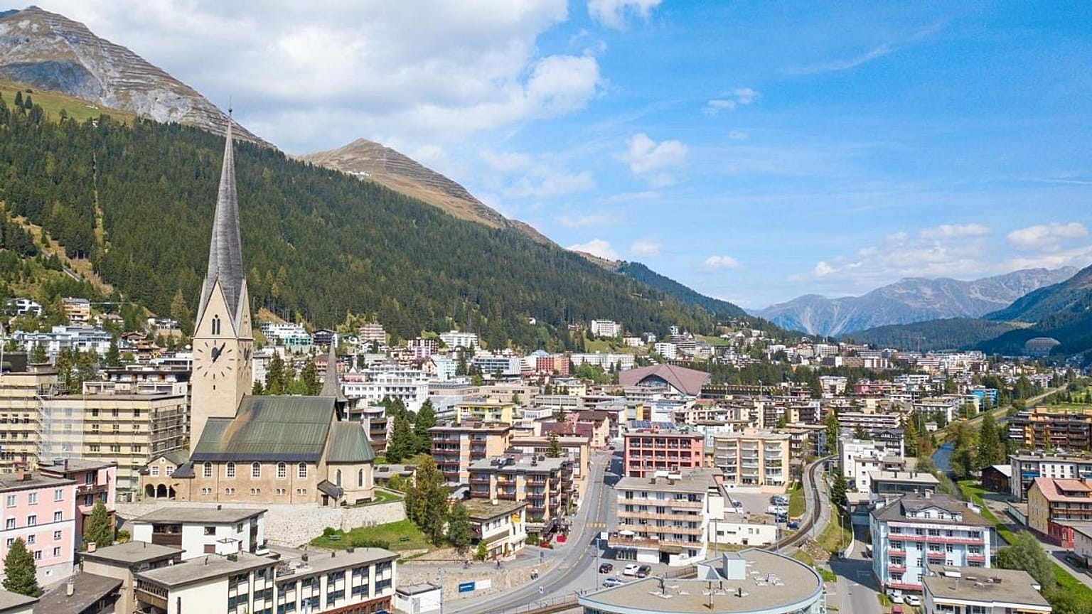 Les participants au Forum économique mondial de Davos sont accueillis par le soleil et des paysages verdoyants au lieu de la neige cette année.