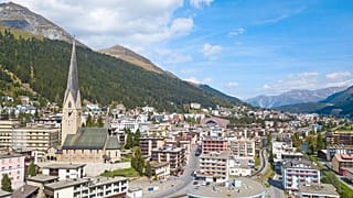 Les participants au Forum économique mondial de Davos sont accueillis par le soleil et des paysages verdoyants au lieu de la neige cette année.