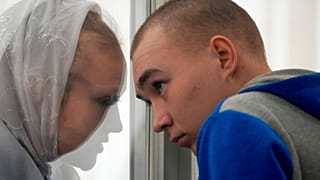El sargento ruso Vadim Shishimarin escucha a su traductor durante una vista judicial en Kiev