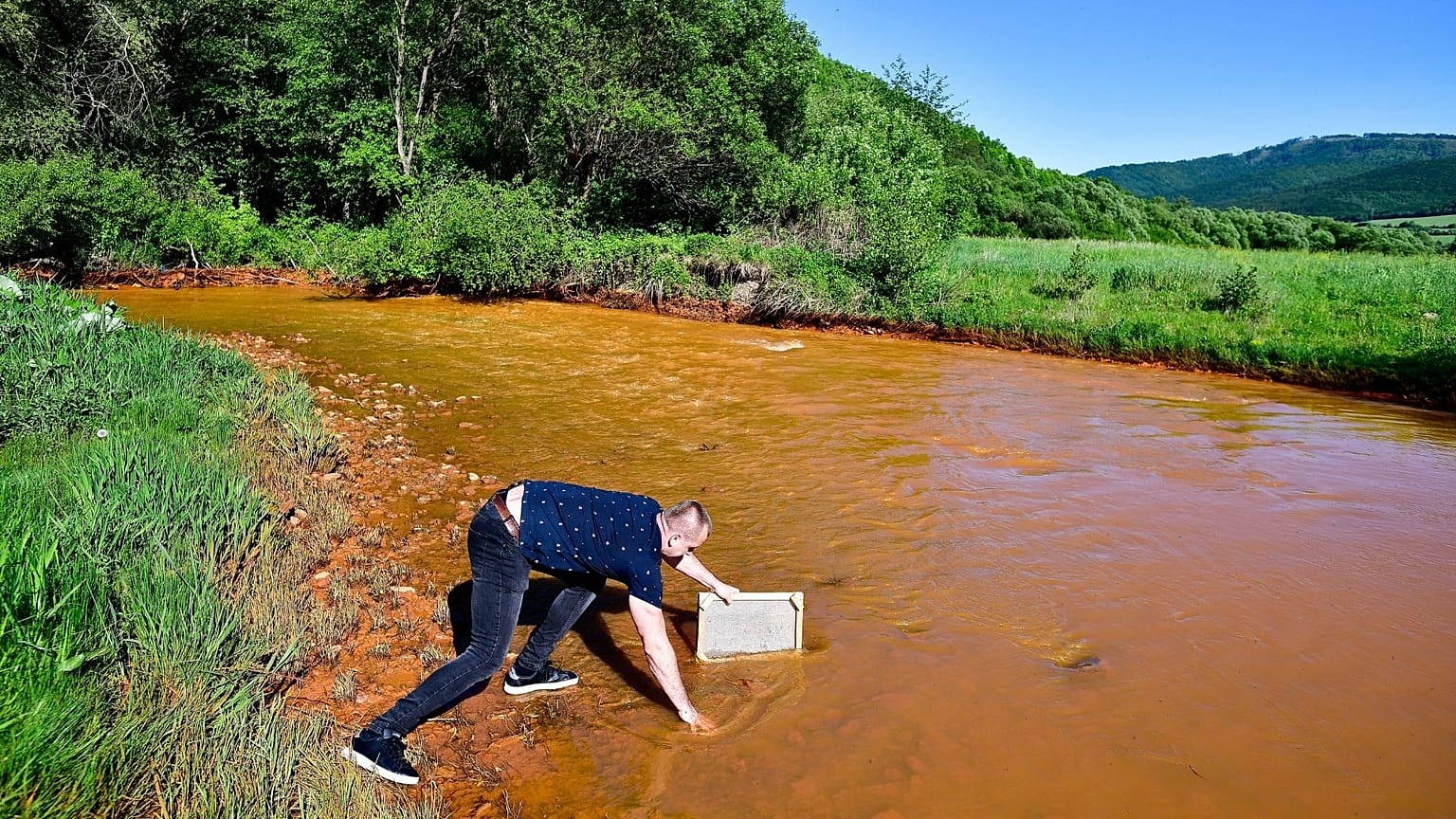 River in Slovakia turns orange as scientists warn of an ecological disaster.