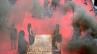 أعضاء الحركة النسوية "Les Colleuses" ترفعن لافتة تحمل أسماء 129 امرأة توفين نتيجة العنف الأسري علر السجادة الحمراء لمهرجان كان السينمائي في فرنسا.