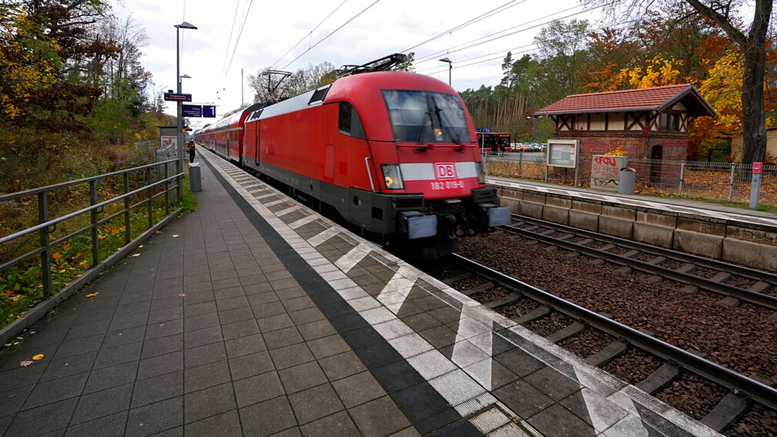 Ein Regionalzug in der Nähe von Grünheide bei Berlin (Symbolbild)