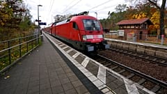 Ein Regionalzug in der Nähe von Grünheide bei Berlin (Symbolbild)