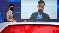 TOLONews sunucularından Hamed Bahram  yayında maske takarak kadın meslektaşlarına destek verdi