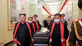 الزعيم الكوري الشمالي كيم جونغ أون يحمل نعش ماريشال الجيش والمستشار العام لوزارة الدفاع الوطني هيون تشول هاي خلال جنازة في بيونغ يانغ.