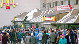 Φωτό αρχείου - Εγκαίνια των πρώτων Mcdonald's το 1990 στη Σοβιετική Ένωση