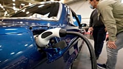 Une voiture Mercedes d'époque est reconstruite avec un moteur électrique lors du salon international des voitures classiques et anciennes "Techno Classica", en Allemagne