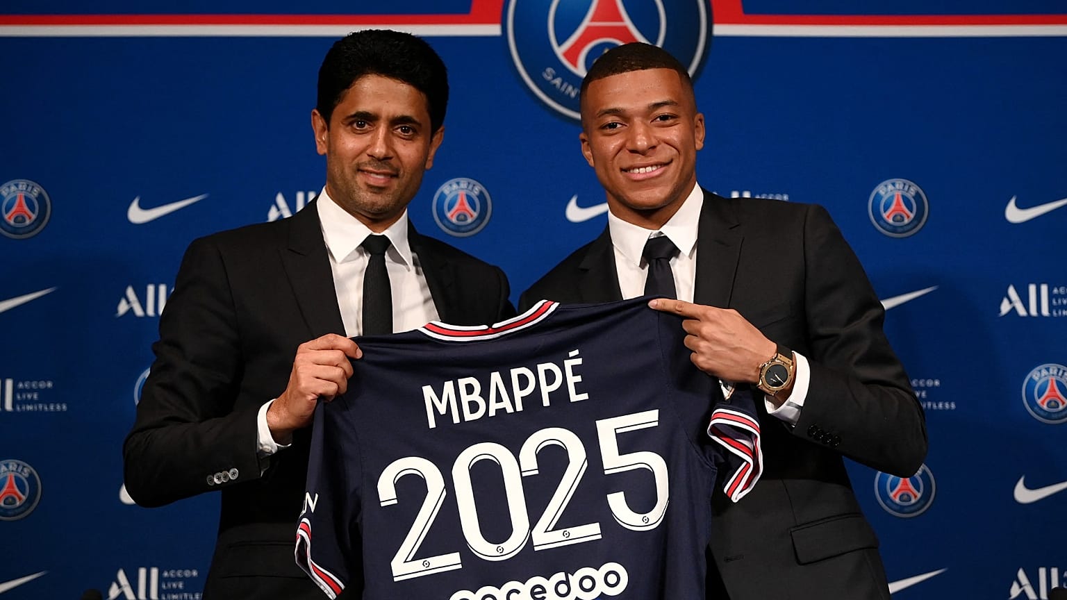 Nasser Al-Khelaïfi, le président du PSG et Kylian Mbappé, lors d'une conférence de presse organisée au Parc des Princes à Paris, le 23 mai 2022