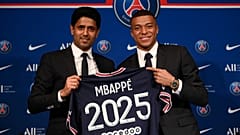 Nasser Al-Khelaïfi, le président du PSG et Kylian Mbappé, lors d'une conférence de presse organisée au Parc des Princes à Paris, le 23 mai 2022