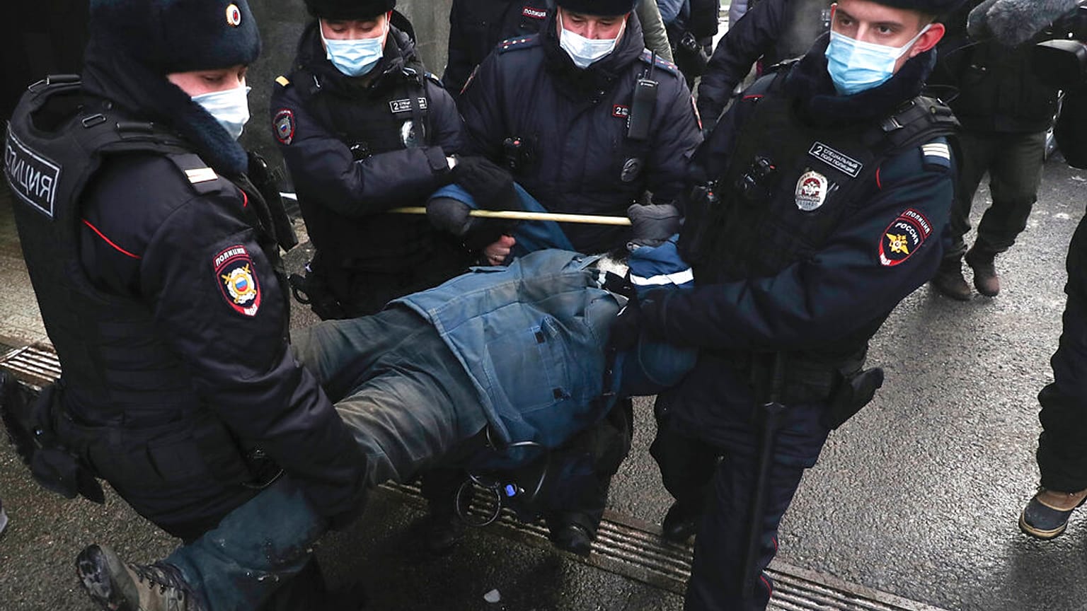 Manifestante detido pela polícia russa em dezembro de 2021