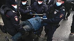 Manifestante detido pela polícia russa em dezembro de 2021