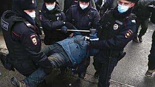 Manifestante detido pela polícia russa em dezembro de 2021