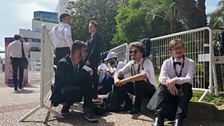 Asistentes en el Festival de Cannes esperando en la cola de último minuto para conseguir entrar en los estrenos