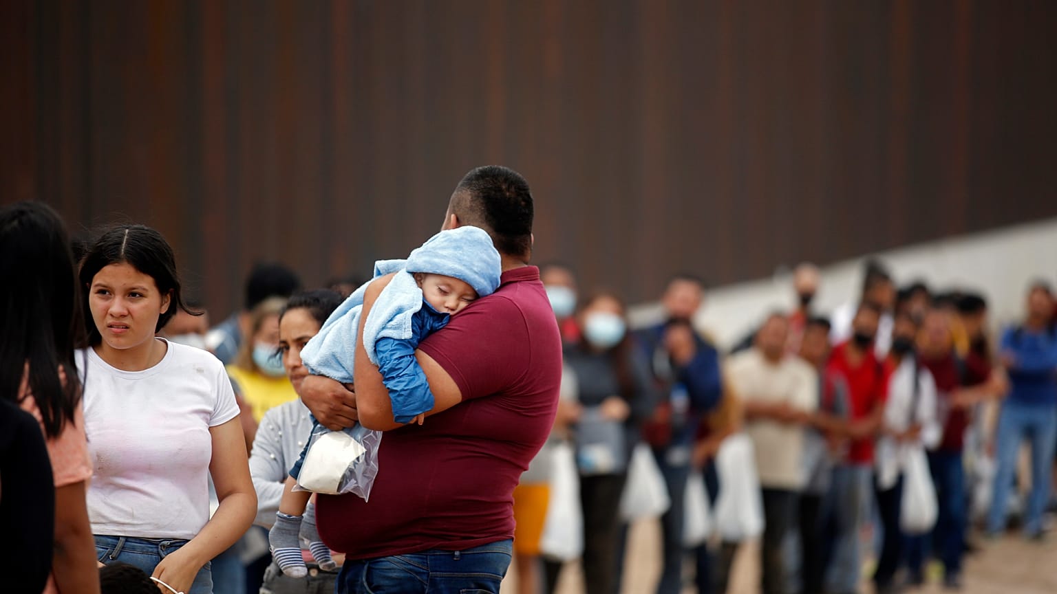 Bajo esta medida, Estados Unidos deporta a la mayoría de los migrantes indocumentados que llegan a su frontera sur, sin darles la oportunidad de solicitar asilo.