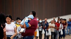 Bajo esta medida, Estados Unidos deporta a la mayoría de los migrantes indocumentados que llegan a su frontera sur, sin darles la oportunidad de solicitar asilo.