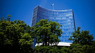 Le drapeau des Nations Unies flotte au vent au sommet d'un bâtiment de l'ONU à Genève, en Suisse.