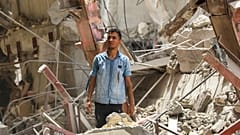 Im Iran werden noch Überlebende in den Trümmern gesucht.