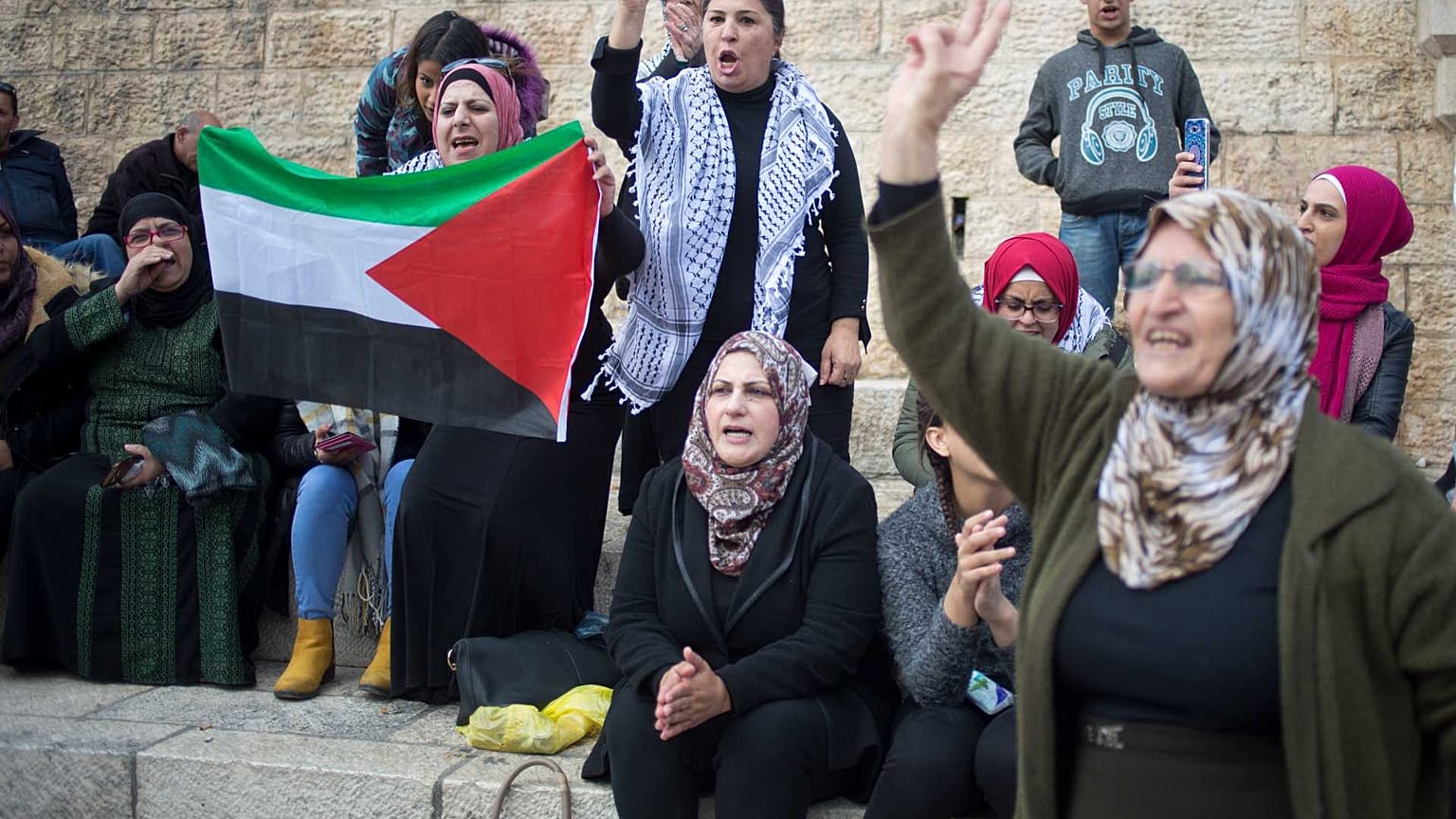 نساء فلسطينيات يتظاهرن خارج باب العامود في البلدة القديمة بالقدس، الخميس 7 ديسمبر 2017