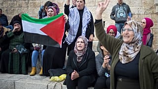 نساء فلسطينيات يتظاهرن خارج باب العامود في البلدة القديمة بالقدس، الخميس 7 ديسمبر 2017