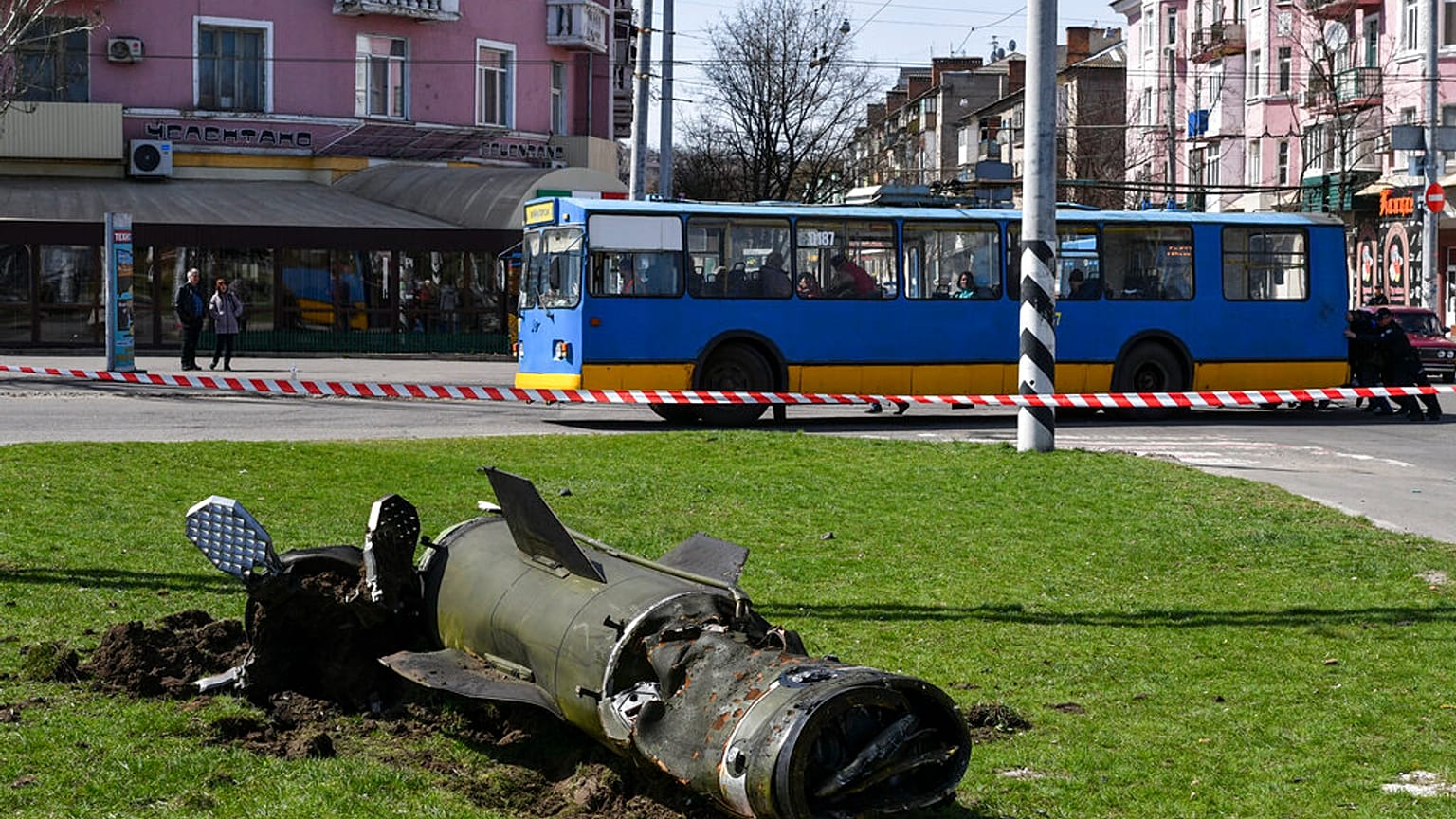 Splitter einer Tochka-U-Rakete liegt nach einem Angriff auf den Bahnhof in Kramatorsk, Ukraine, auf dem Boden, 8.4.2022