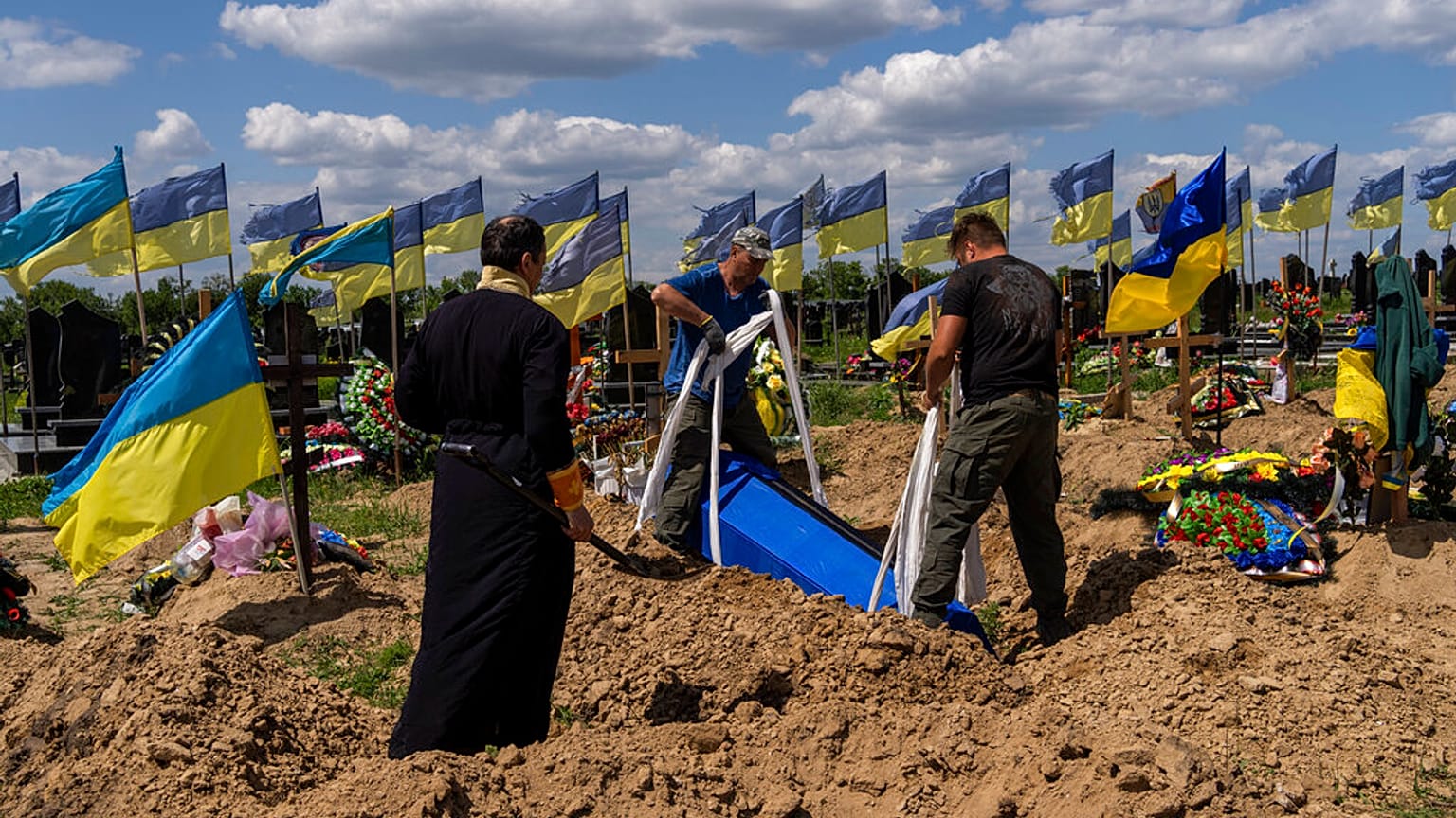 Enterrement d'un militaire ukrainien, Oleksander Matyukhin, 32ans, à Kharkiv, Ukraine, le 23 mai 2022