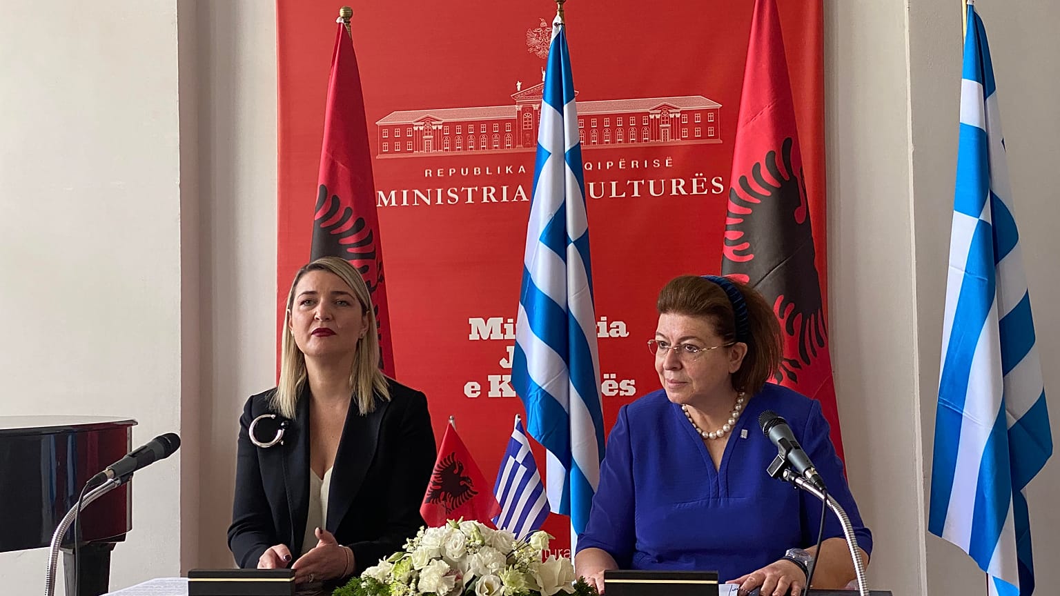 Η Λίνα Μενδώνη με την Αλβανή ομόλογό του