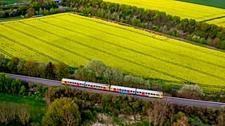 Tren regional en las cercanías de Fráncfort, Alemania 2/5/2022