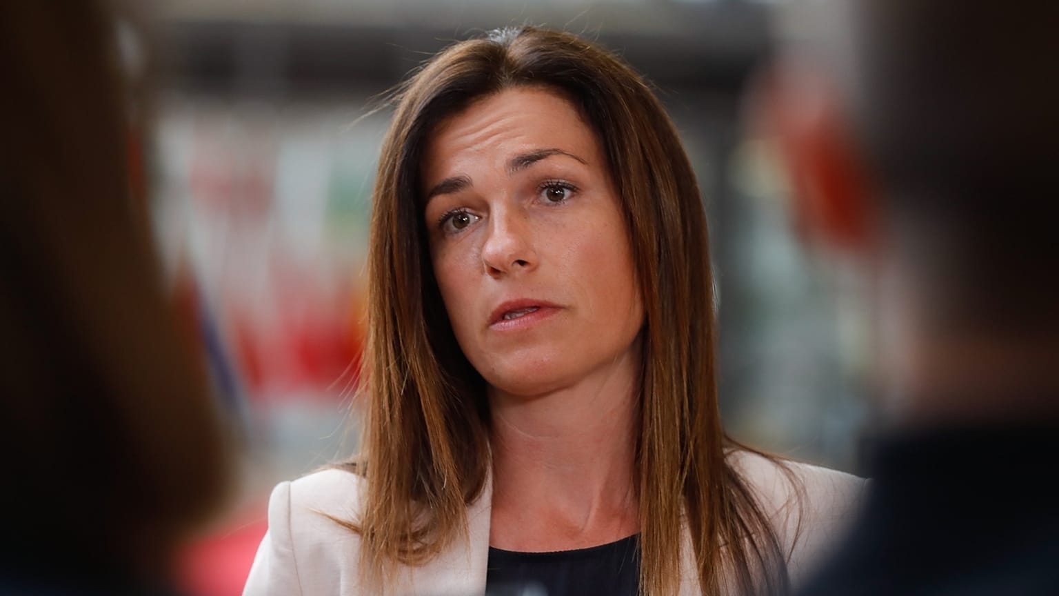 Varga Judit nyilatkozik a sajtó képviselőinek Brüsszelben