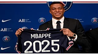 مهاجم باريس سان جيرمان الفرنسي كيليان مبابي يحمل قميص ناديه في ملعب بارك دي برينس في باريس في 23 مايو 2022.
