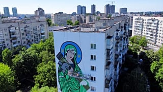 Szűz Mária egy amerikai páncéltörő fegyverrel - falfestmény egy kijevi házon