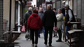 Menschen bummeln durch die Markthalle von Butscha nahe Kiew