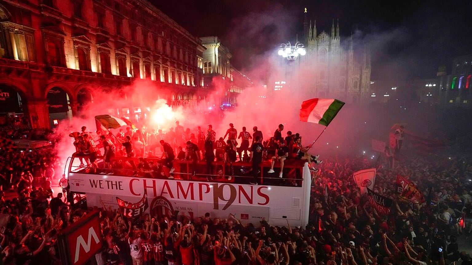 19. Meistertitel: Die ganze Piazza Gino Valle in Mailand war in Rot und Schwarz getaucht