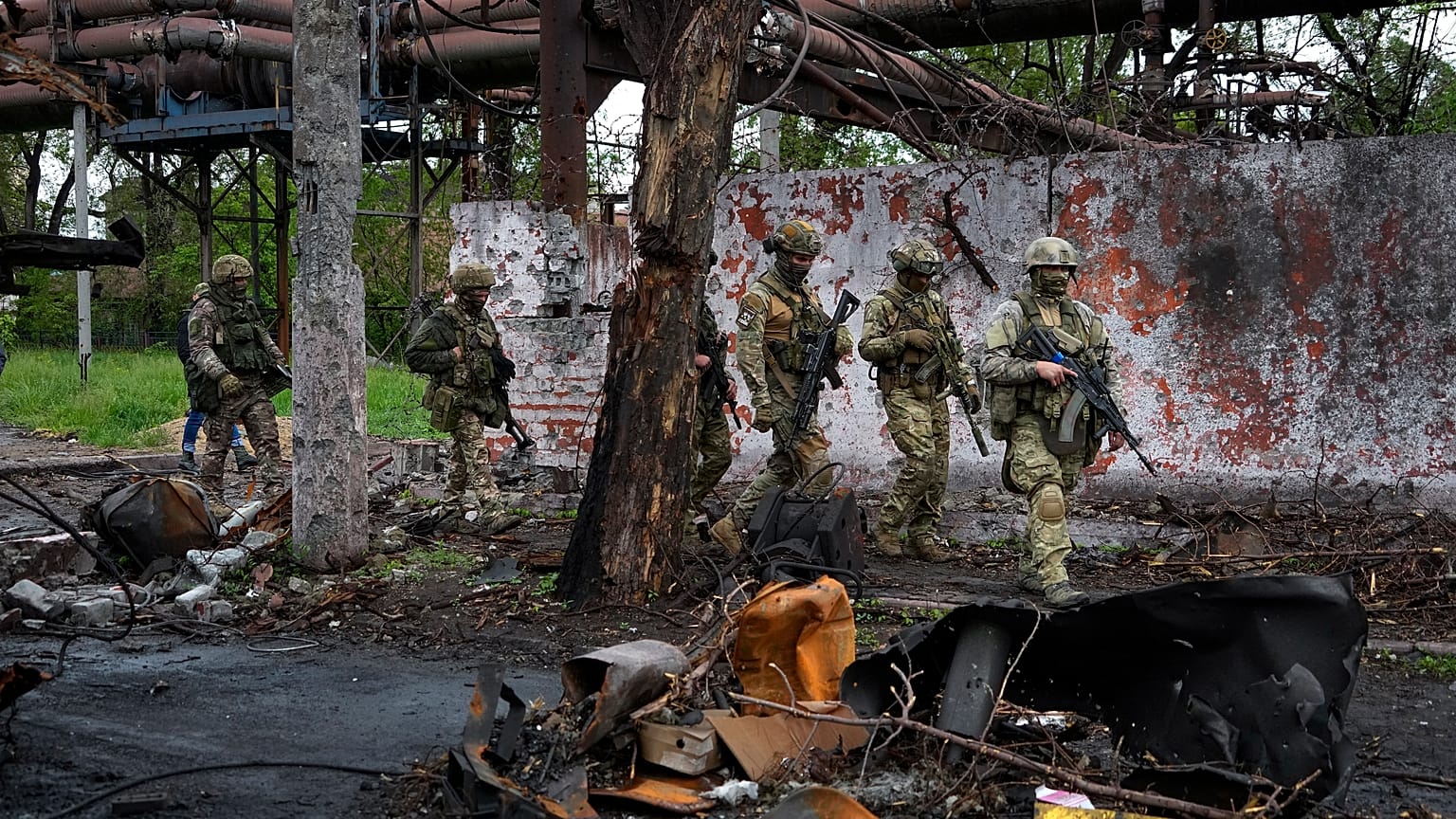 Российские военные на Мариупольском металлургическом комбинате имени Ильича