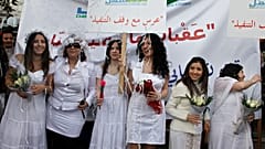 ناشطات يتظاهرن في بيروت مطالبة بتشريع الزواج المدني الاختياري (أرشيف) 