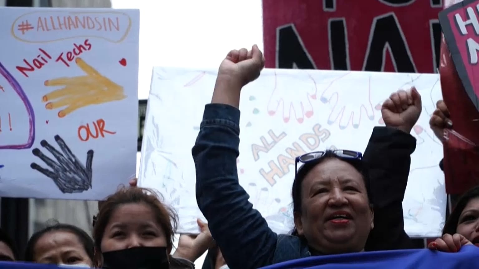 Trabajadoras de los salones de uñas del estado de Nueva York llevan alrededor de un mes de protestas. 