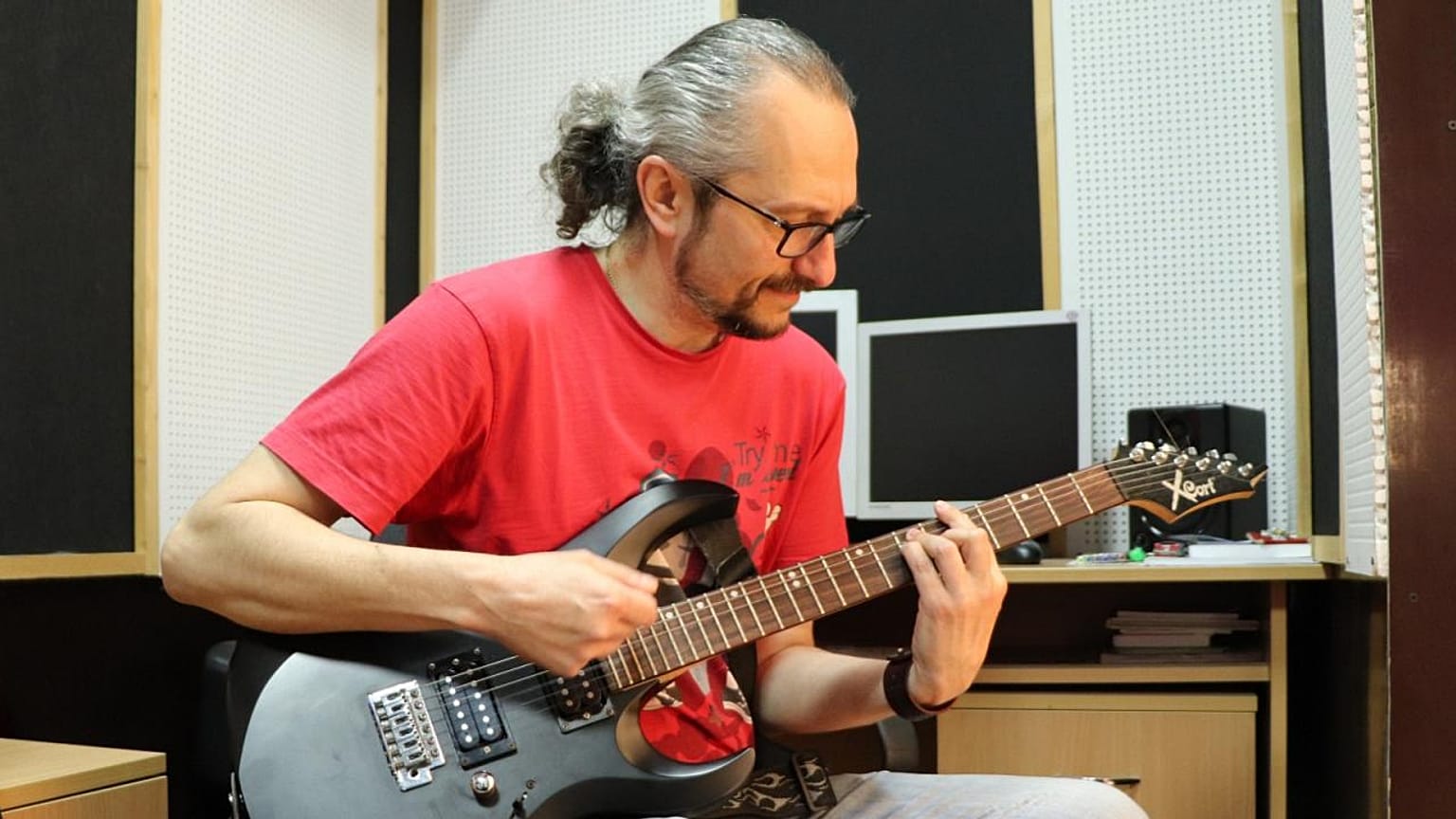 "Bewaffnet" mit seiner Gitarre ist Taras Borovok in der Ukraine geblieben und schreibt weiter Lieder.