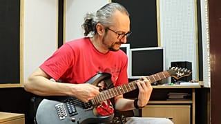 "Bewaffnet" mit seiner Gitarre ist Taras Borovok in der Ukraine geblieben und schreibt weiter Lieder.