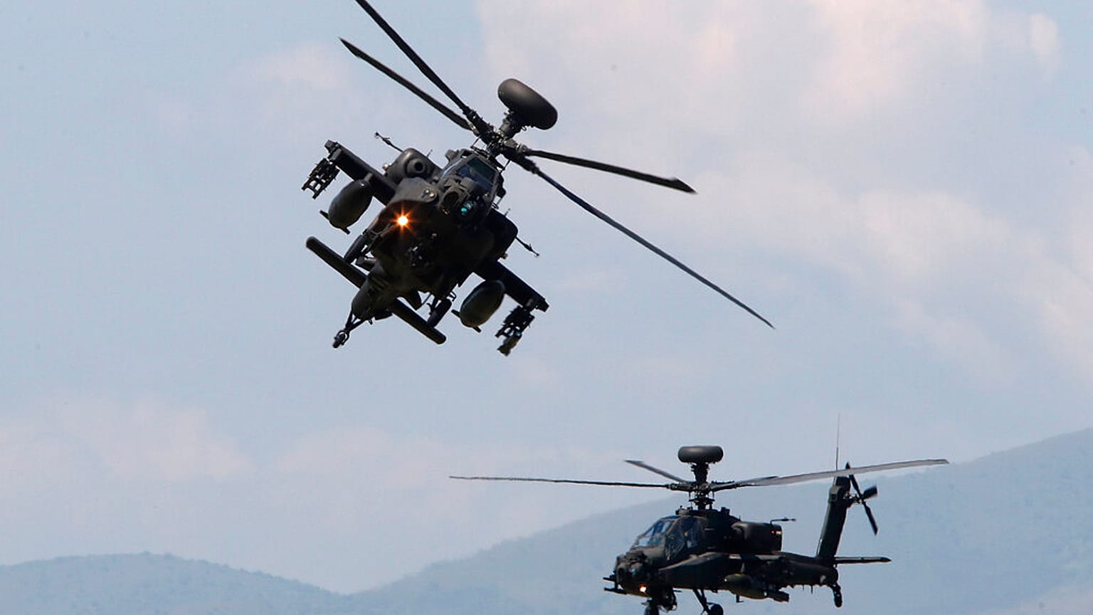 Ελικόπτερα Apache - φώτο αρχείου