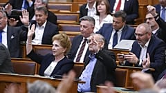 Kormánypárti képviselők szavaznak az Országgyűlés plenáris ülésén