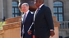 Der deutsche Bundeskanzler Olaf Scholz zusammen mit Südafrikas Präsident Cyril Ramaphosa in Pretoria, 24.05.2022