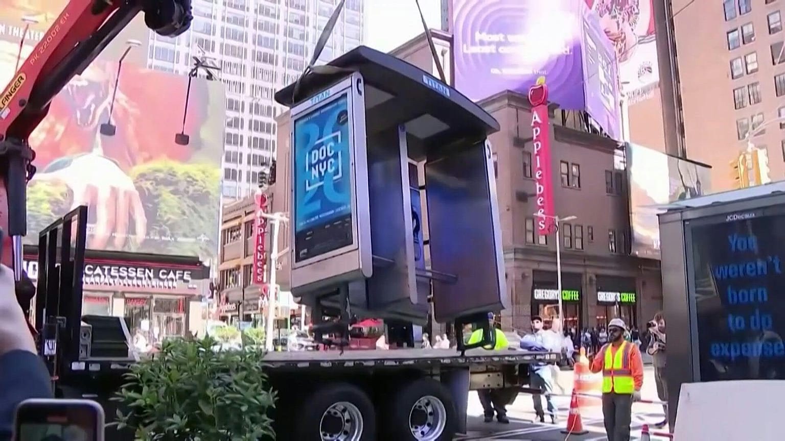 L'enlèvement de la dernière cabine téléphonique de New York. 
