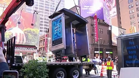 L'enlèvement de la dernière cabine téléphonique de New York. 