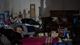 Egy idős nő fekszik egy szeverodonyecki óvóhelyen