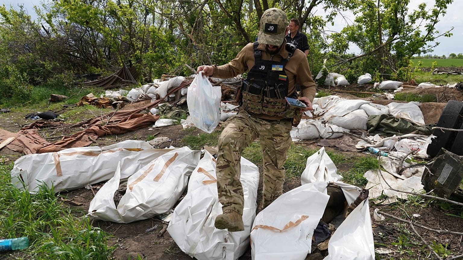 Exhumierung getöteter russischer Soldaten in der Nähe des Dorfes Malaya Rohan bei Charkiw
